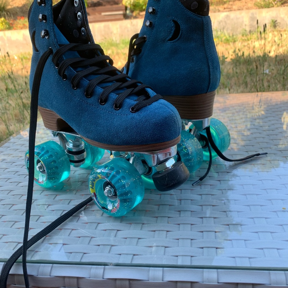 Moonlight roller skates
Orig:269.00 - Picture 6 of 16